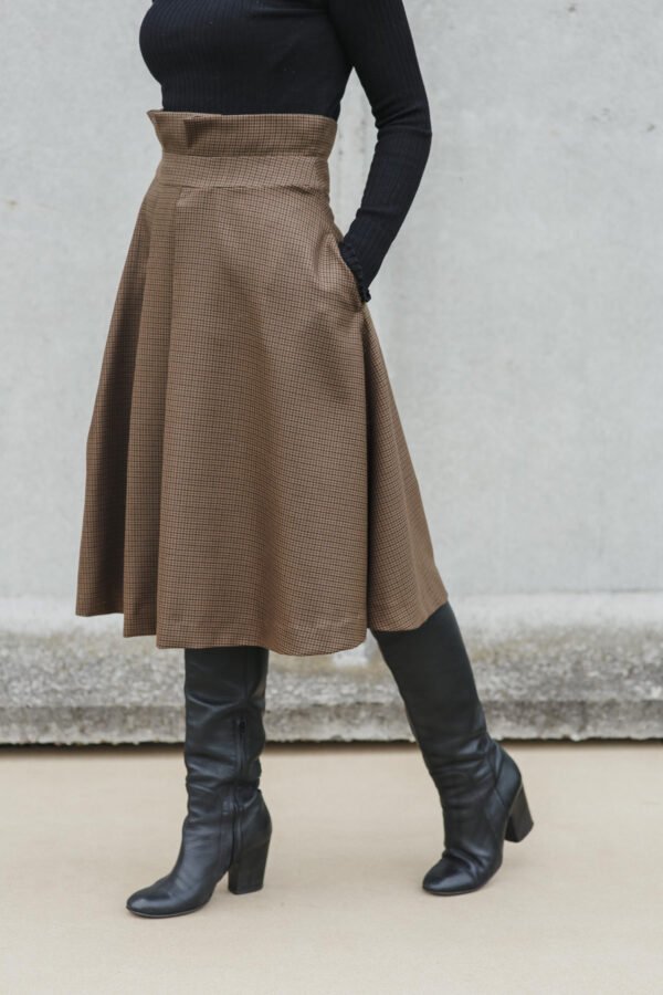 Platėjantis rudas rudeninis sijonas