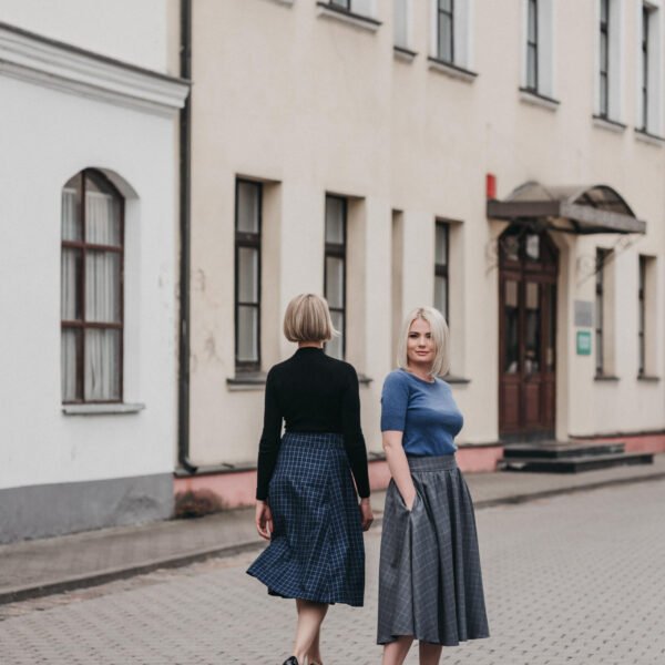 Moteriški midi sijonai rudeniui