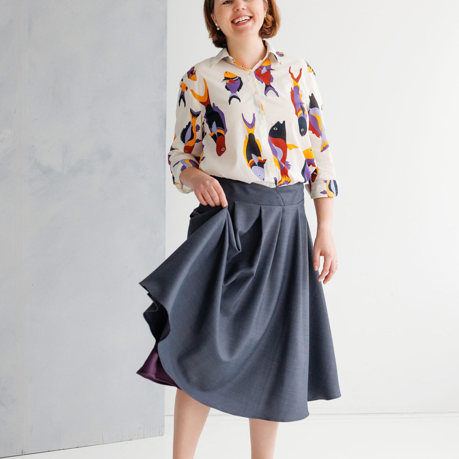 Pilkai melsvas sijonas iki kelių