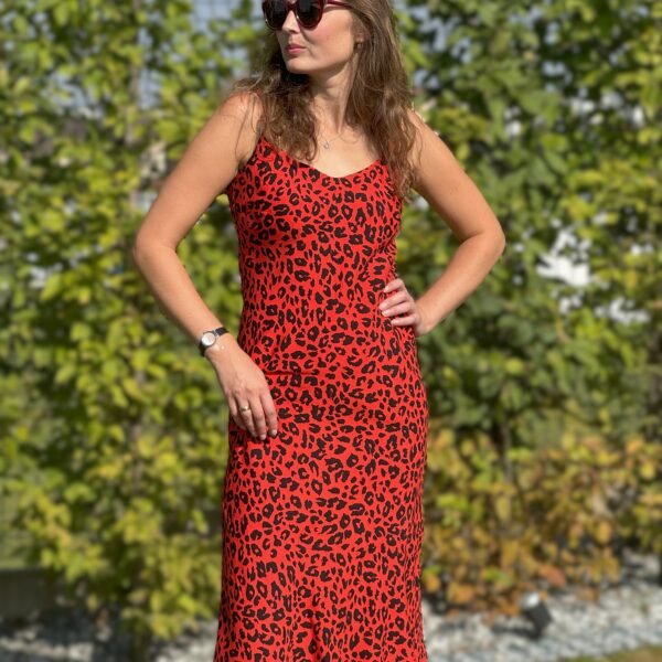 Raudona tigrinė suknelė su petnešom